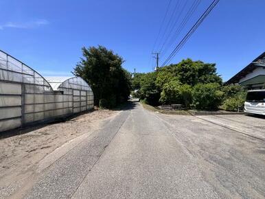 接面道路は舗装されているので通行しやすいです。