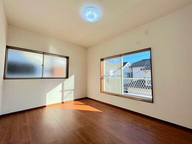 「2階南東側洋室＿約6帖」2面採光により陽当たり良好です。