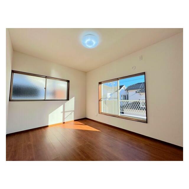 「2階南東側洋室＿約6帖」2面採光により陽当たり良好です。