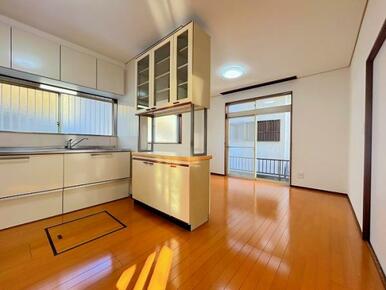 「LDK＿約11.5帖」採光が多く陽当たり良好です。