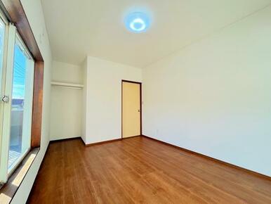 「2階南東側洋室」約6帖の空間です。クロス張替えみです。