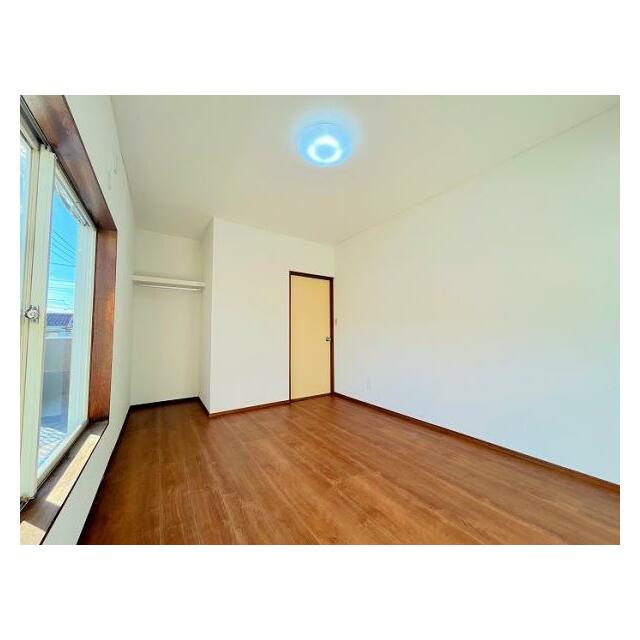 「2階南東側洋室」約6帖の空間です。クロス張替えみです。