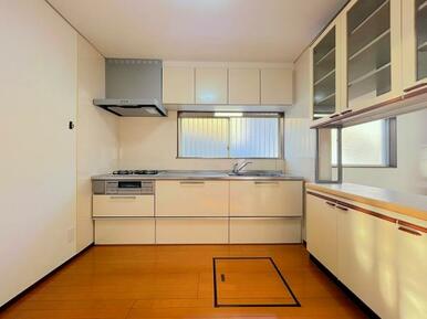 「キッチン」クリーニング済みです。収納が豊富です。