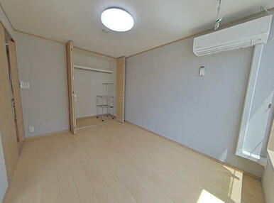 寝室にもエアコン有り