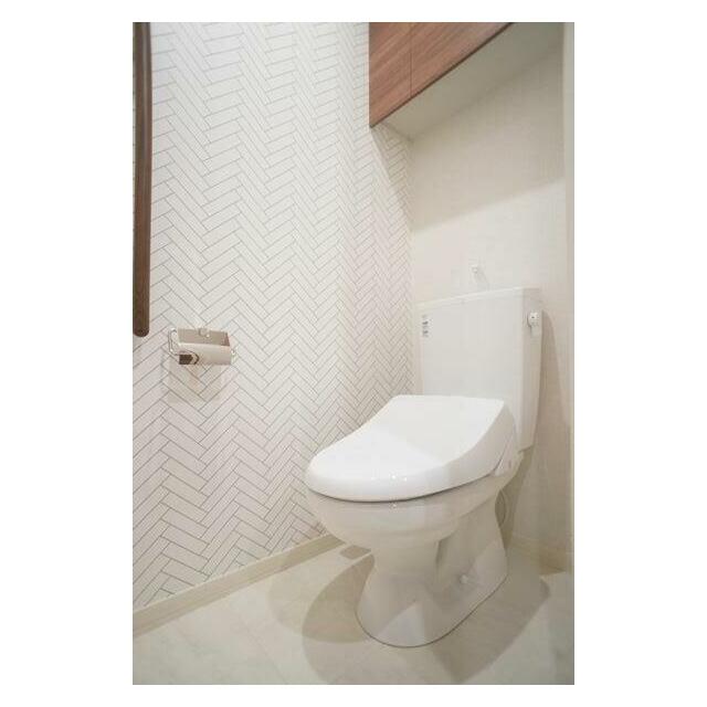 【トイレ】トイレにはもちろん温水洗浄便座が付いています！上部には収納棚も付いています！