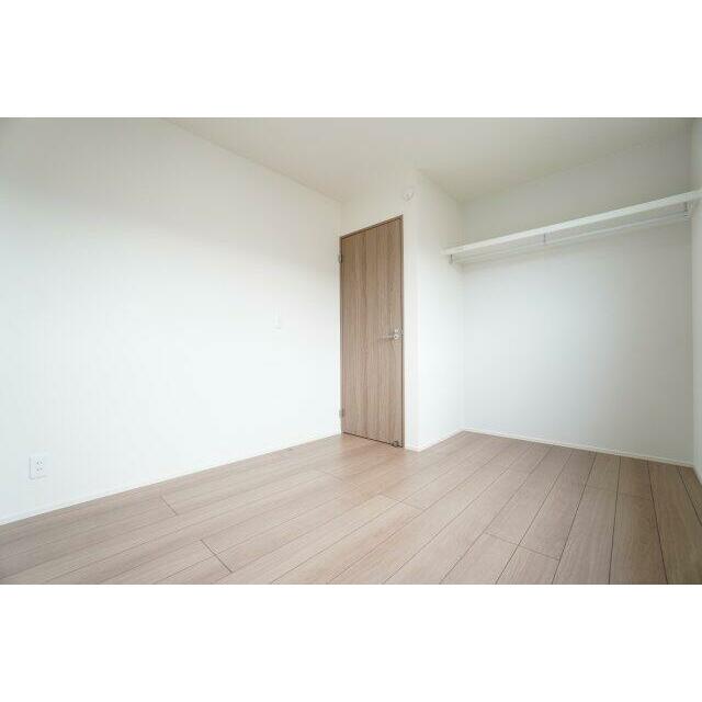2階5.5帖洋室。ロールカーテンをつければ収納を隠すこともできちゃいます。