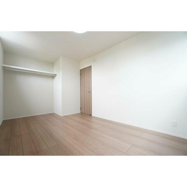 2階7帖洋室。オープンクローゼットはお部屋の広さを最大限に使用できます。