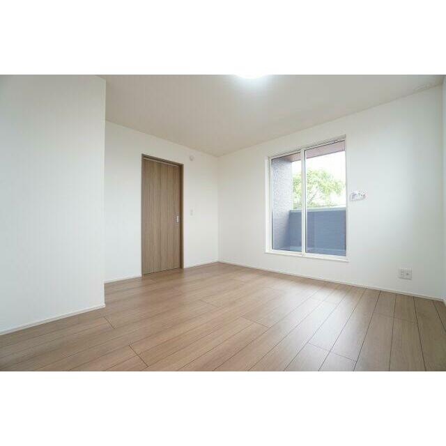 2階7.5帖洋室。ウォークインクローゼットとバルコニーがあるお部屋です。