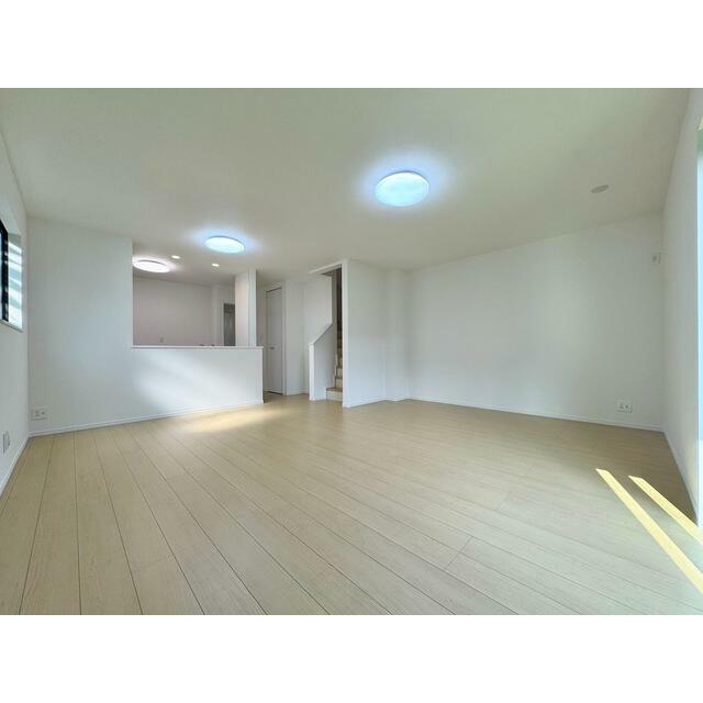 ＜A号棟＞落ち着いた色合い、ナチュラルなデザインのリビングです。家具の配置がしやすい形で、窓からは柔らかい光が差し込み日当たり・通風良好です♪のびのびと過ごせそうな空間です。是非一度お越しください！