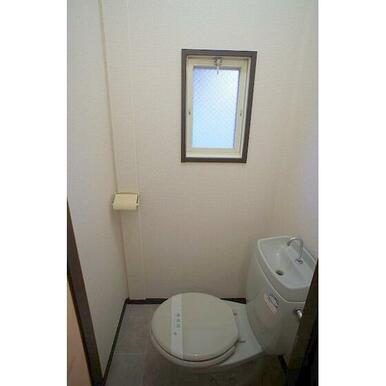 小窓があって衛生的なトイレです！