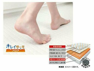 滑りにくく、汚れにくさと冷たさを同時に解消したフロア素材。