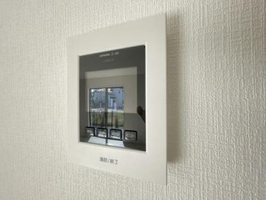 訪問者がひと目でわかるモニター付きインターホンを標準装備。お子さまのお留守番にも安心です！