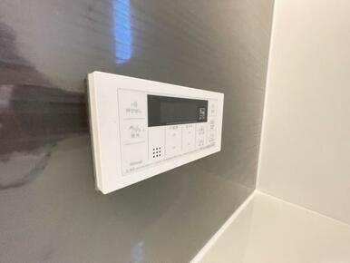 ボタンひとつでお湯張りや追い焚き、温度調整までしてくれる便利なオートバス機能付き！