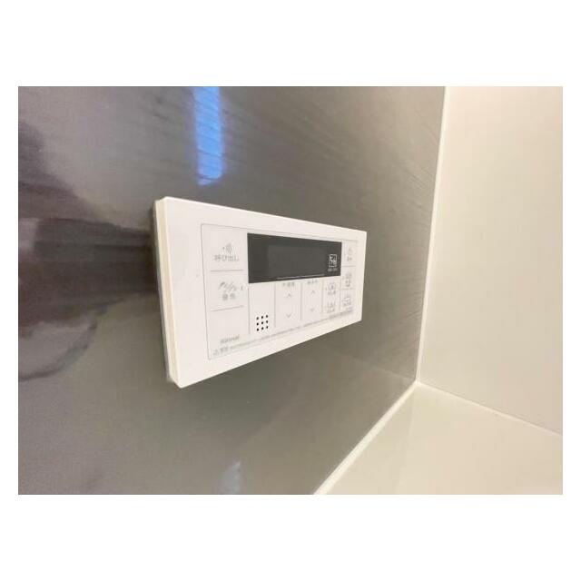 ボタンひとつでお湯張りや追い焚き、温度調整までしてくれる便利なオートバス機能付き！