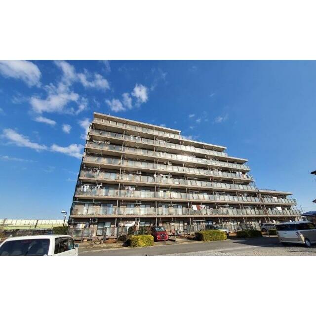 陽光に映える、清潔感あふれる外観