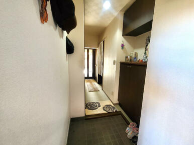 タイルを敷きつめたゆとりある玄関ホール