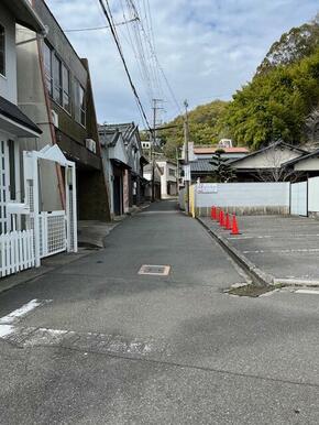 前面道路南側から北方向を撮影