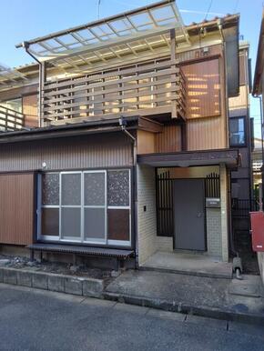 掃き出し窓の雨戸を開けて撮影した建物全体の外観です。