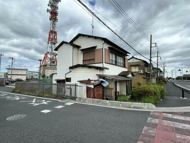 2面が道路に面しており、陽当たりや風通しを確保しやすい立地