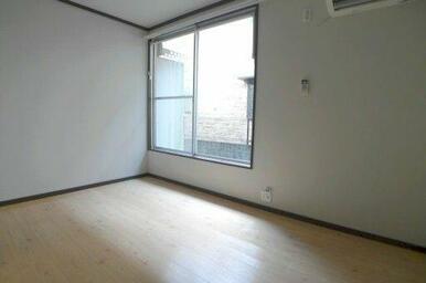 ■室内物干しユニット設置（窓枠）の洋室