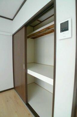 ■洋室の収納（ハンガーパイプ付き）