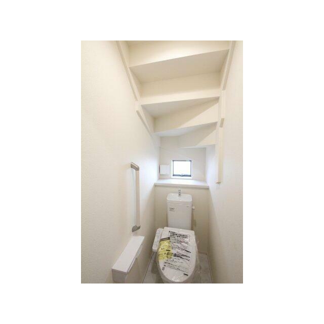 1階と2階にトイレがあり、ウォシュレット完備