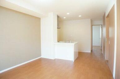 おしゃれなアクセントクロス仕様のＬＤＫ☆キッチンはワイドカウンターのあるオープンキッチンが採用され…