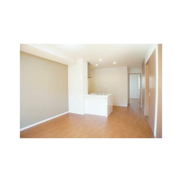 おしゃれなアクセントクロス仕様のＬＤＫ☆キッチンはワイドカウンターのあるオープンキッチンが採用され…