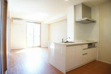 リビングはキッチンの吊り戸棚がないため開放的な印象です♪１年を通して快適に過ごせるエアコン付き☆