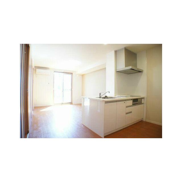 リビングはキッチンの吊り戸棚がないため開放的な印象です♪１年を通して快適に過ごせるエアコン付き☆