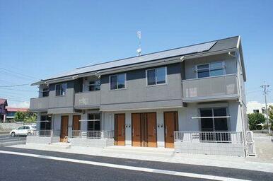 切り妻屋根にブラックの外壁はひときわ個性的な外観になっています！！