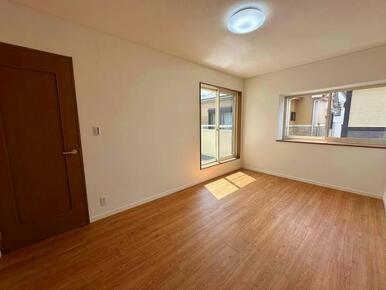 2F　南西側洋室(バルコニーへつながる、明るいお部屋です)