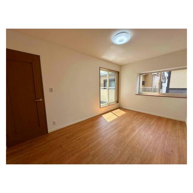 2F　南西側洋室(バルコニーへつながる、明るいお部屋です)