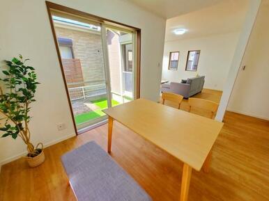 1F　ダイニング(掃き出し窓があり、明るいダイニングです)