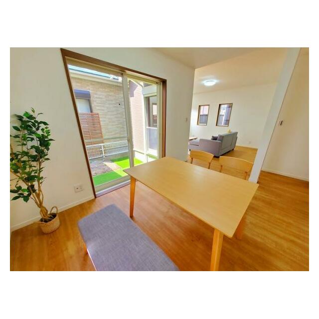 1F　ダイニング(掃き出し窓があり、明るいダイニングです)