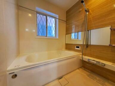 お風呂(明るい色調のユニットバス)