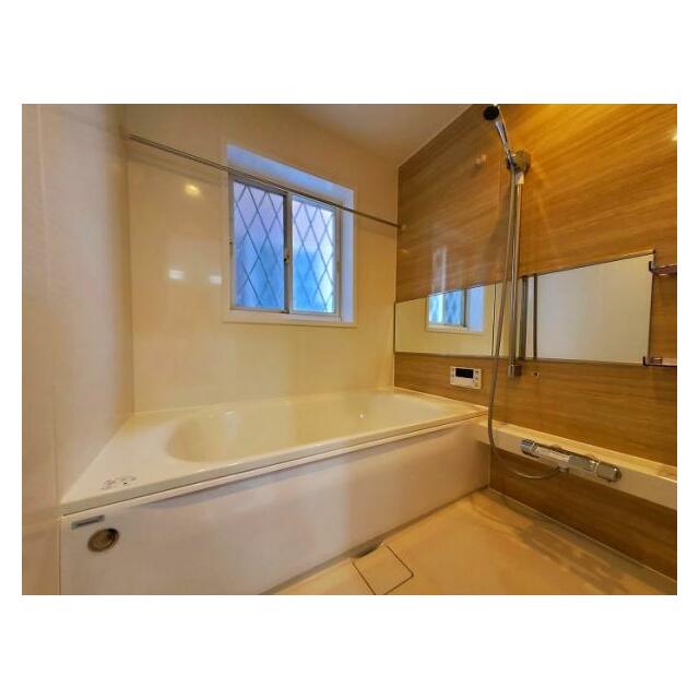 お風呂(明るい色調のユニットバス)