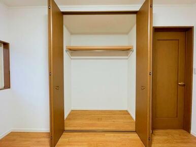 「2階東側洋室＿約6帖」クローゼット付きです。