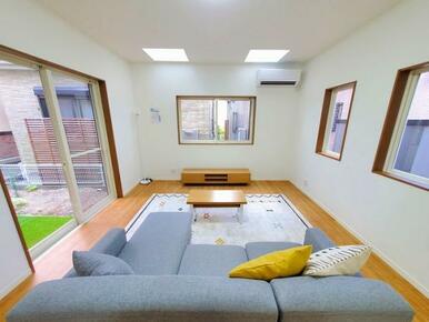 1F　リビング(天窓からの光が差し込むリビングです)