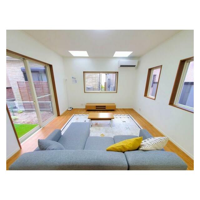 1F　リビング(天窓からの光が差し込むリビングです)