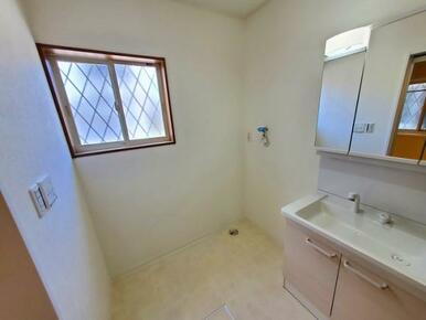 洗面化粧台(ワイドな鏡を完備した洗面化粧台)