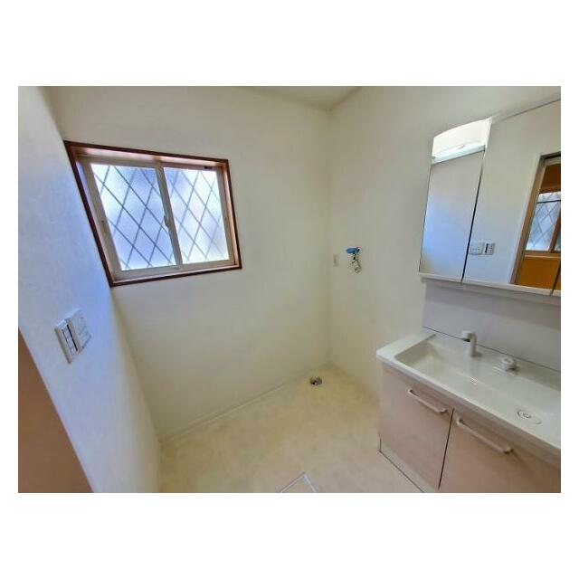 洗面化粧台(ワイドな鏡を完備した洗面化粧台)