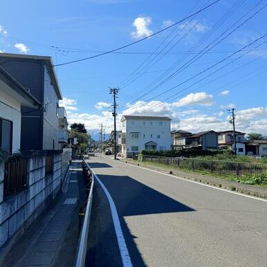 前面道路　西側を向いて撮影