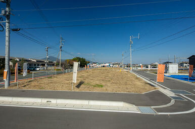 弊社だけが前面道路沿いの区画を販売しております。目立つ場所なので店舗併用住宅にピッタリの土地です！