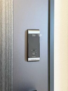戸別扉には非接触式スマートカードロックが備わります。