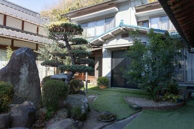 母屋、離れ、倉庫の3棟すべてから日本庭園風のお庭を眺めることができます。お庭の手入れをしたり、季節の