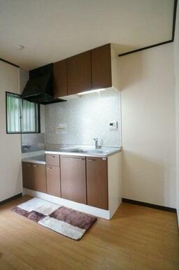 【キッチン】キッチンは上下に収納スペースを設けたシステムキッチン！隣に個窓もあり、明るい日差しも差…