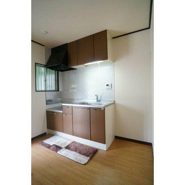 【キッチン】キッチンは上下に収納スペースを設けたシステムキッチン！隣に個窓もあり、明るい日差しも差…