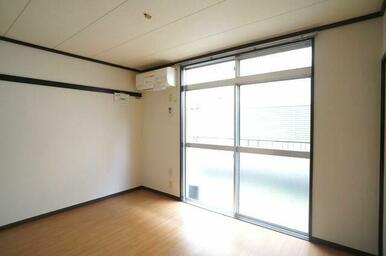 【洋室(1)】６．０帖の洋室(1)です。床から天井まである大きな窓が印象的なお部屋♪もちろんエアコ…