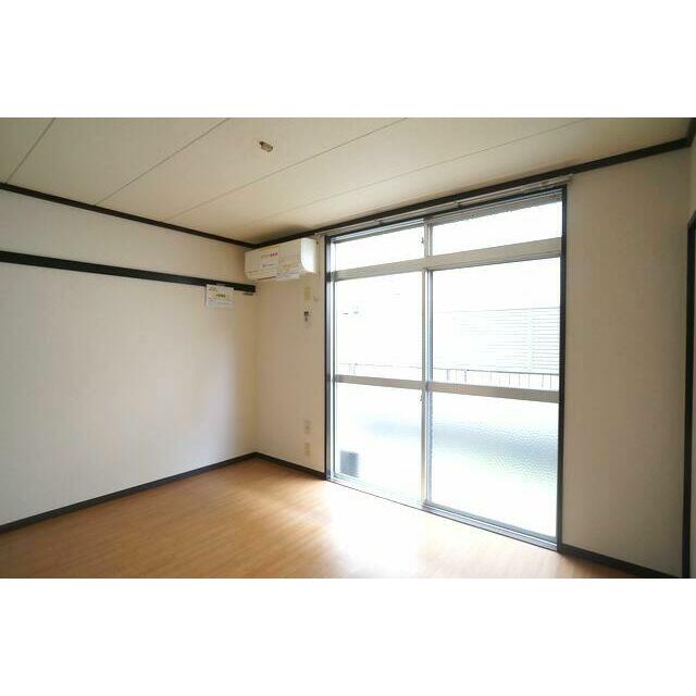 【洋室(1)】６．０帖の洋室(1)です。床から天井まである大きな窓が印象的なお部屋♪もちろんエアコ…